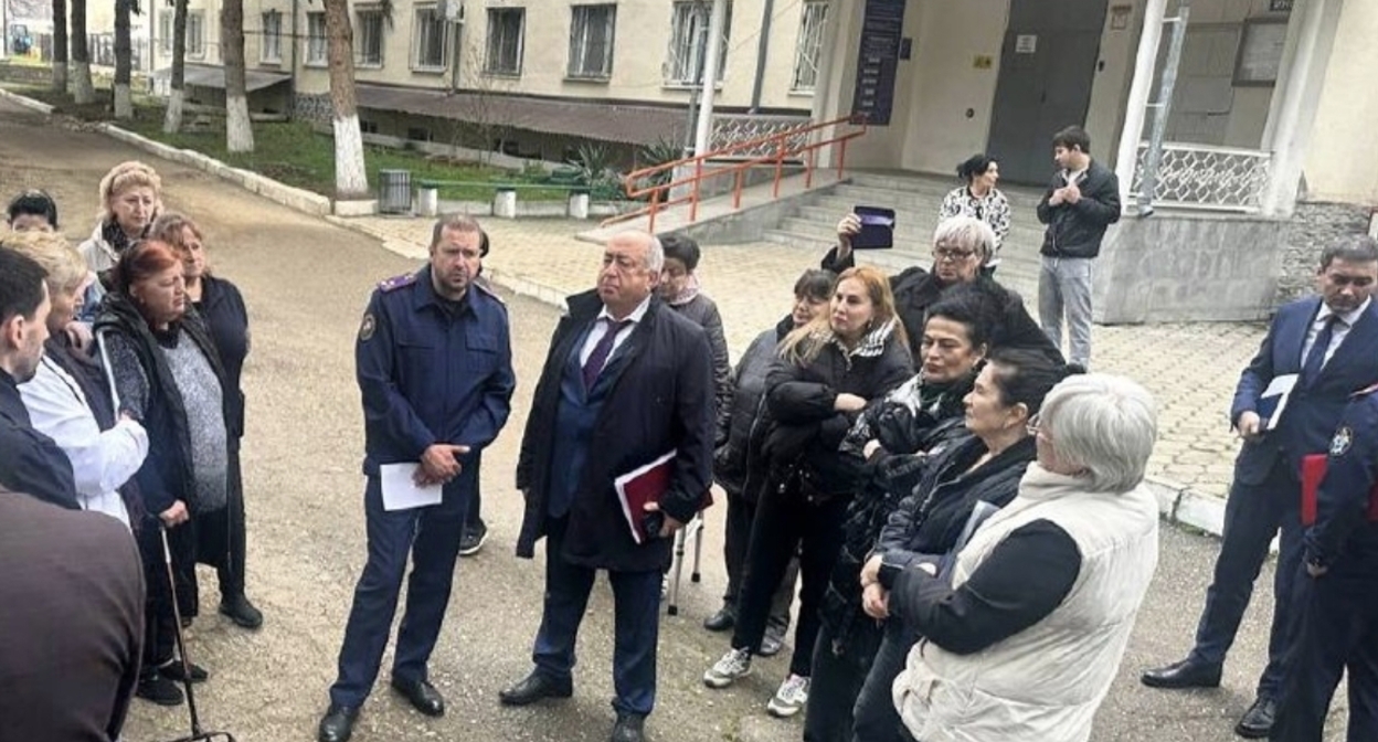 Andrei Fishman meets with dormitory residents in Nalchik. Photo: Investigative Committee of Kabardino-Balkaria / Telegram Andrei Fishman meets with dormitory residents in Nalchik. Photo: Investigative Committee of Kabardino-Balkaria / Telegram