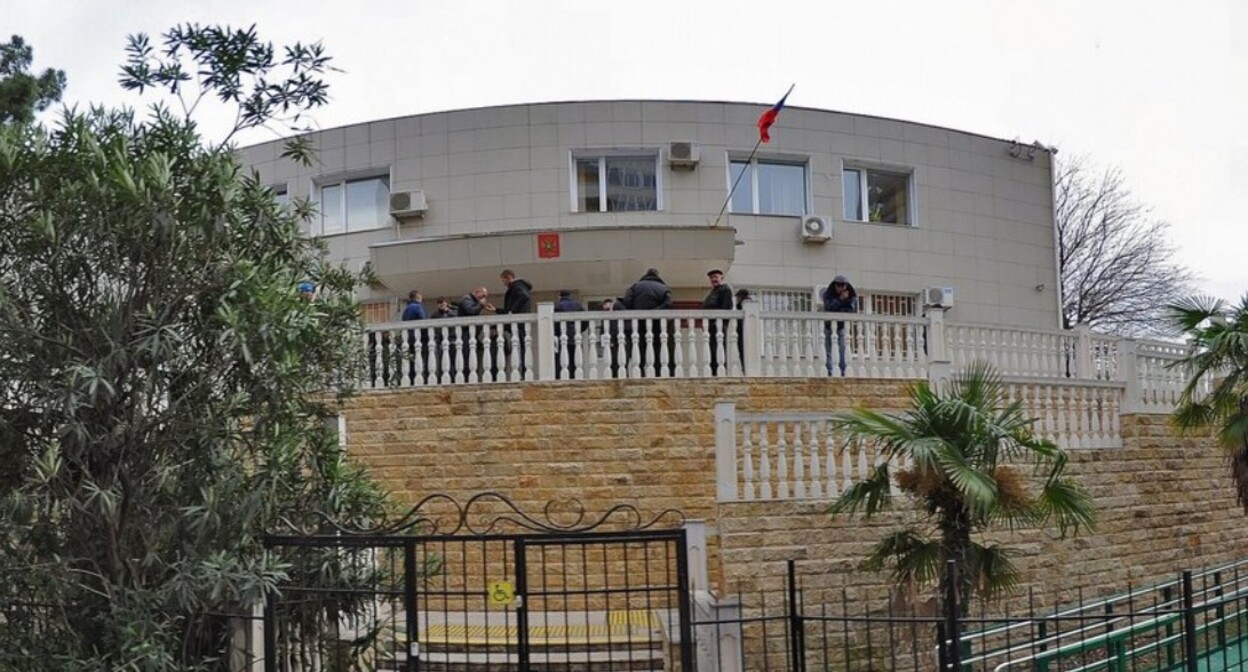 Adler District Court. Photo: https://sudyrf.info/sochi/adlerskiy-rayonnyy-sud-g-sochi Adler District Court. Photo: https://sudyrf.info/sochi/adlerskiy-rayonnyy-sud-g-sochi