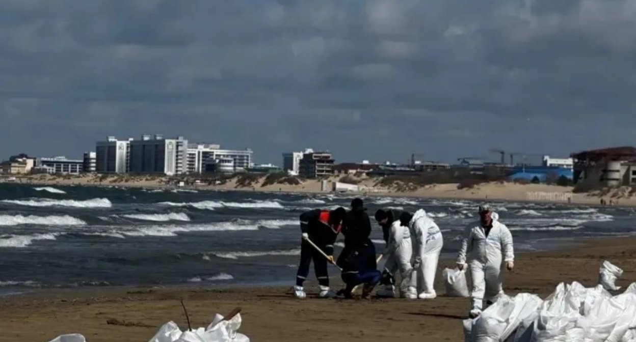 Cleanup in Anapa. Screenshot from the Krasnodar Krai Emergency Response Center, April 15, 2026, https://t.me/opershtab23/15696. Cleanup in Anapa. Screenshot from the Krasnodar Krai Emergency Response Center, April 15, 2026, https://t.me/opershtab23/15696.