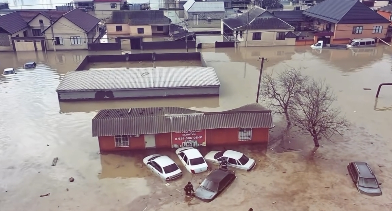 The aftermath of the flood in the village of Adilyotar in the Khasavyurt district. Still from has.info video The aftermath of the flood in the village of Adilyotar in the Khasavyurt district. Still from has.info video