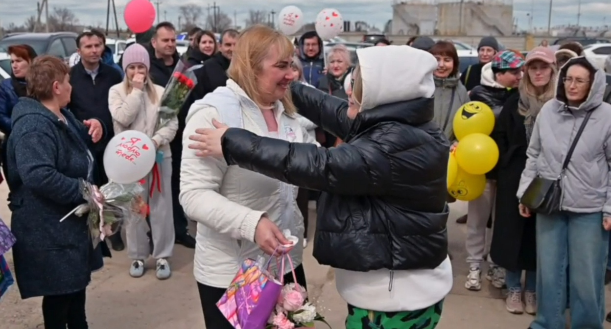 Lyudmila Shchekoldina's family greets her after leaving the prison colony. A still from a video from a website covering the persecution of Jehovah's Witnesses in Russia (396 Russian Jehovah's Witness organizations have been designated as extremist, and their activities in Russia are banned by court order). Lyudmila Shchekoldina's family greets her after leaving the prison colony. A still from a video from a website covering the persecution of Jehovah's Witnesses in Russia (396 Russian Jehovah's Witness organizations have been designated as extremist, and their activities in Russia are banned by court order).