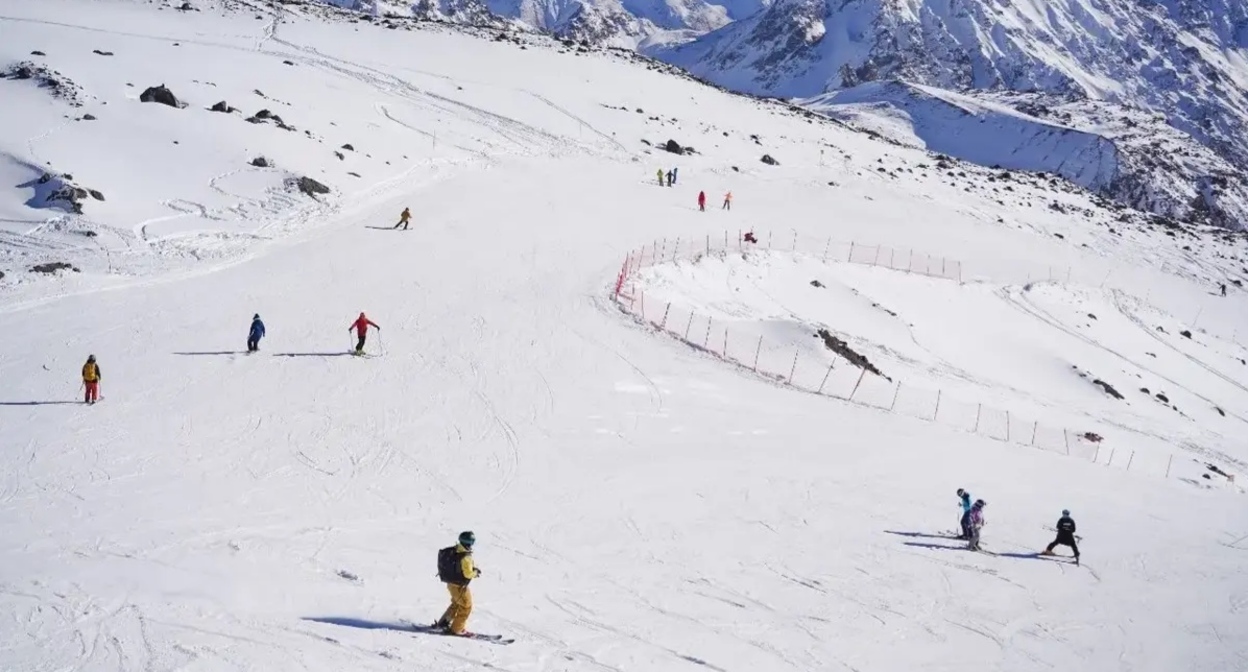 Skiers at the Elbrus resort. Photo: resort press service https://resort-elbrus.ru/ Skiers at the Elbrus resort. Photo: resort press service https://resort-elbrus.ru/