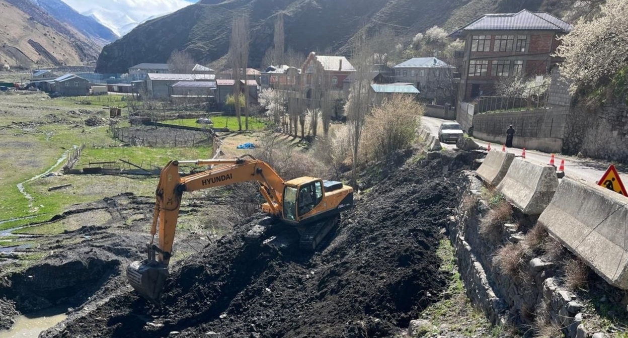 Repairing a damaged road in the Charodinsky District. April 2026. Photo: Dagestanavtodor https://t.me/dagavtodor/9189 Repairing a damaged road in the Charodinsky District. April 2026. Photo: Dagestanavtodor https://t.me/dagavtodor/9189