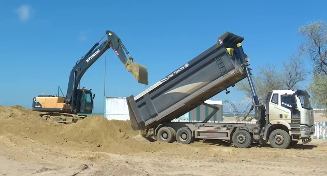 Filling the beach in Anapa with sand. Still from the Anapa City Hall video from April 30, 2026, https://t.me/anapaofficial/36992. Filling the beach in Anapa with sand. Still from the Anapa City Hall video from April 30, 2026, https://t.me/anapaofficial/36992.