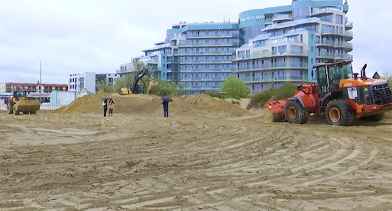 Sanding beaches in Anapa. May 8, 2026. Video screenshot: https://t.me/opershtab23/15989 Sanding beaches in Anapa. May 8, 2026. Video screenshot: https://t.me/opershtab23/15989