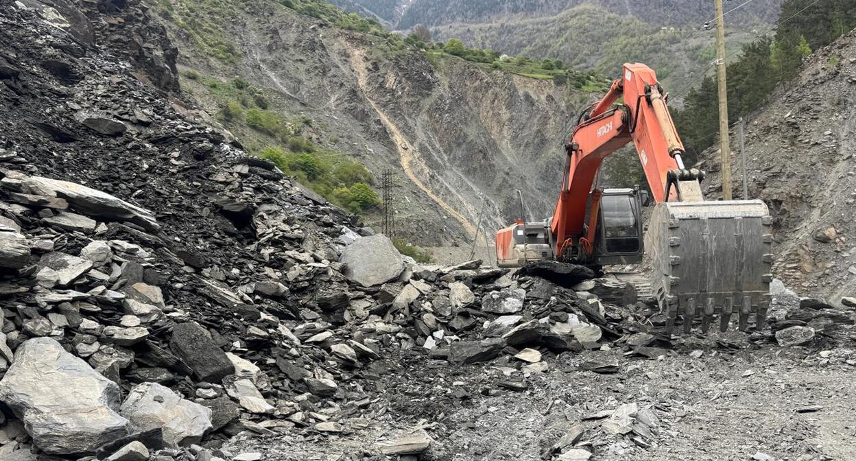 An excavator clears a mountain road. Photo: Dagestanavtodor https://dagavtodor.ru/ An excavator clears a mountain road. Photo: Dagestanavtodor https://dagavtodor.ru/