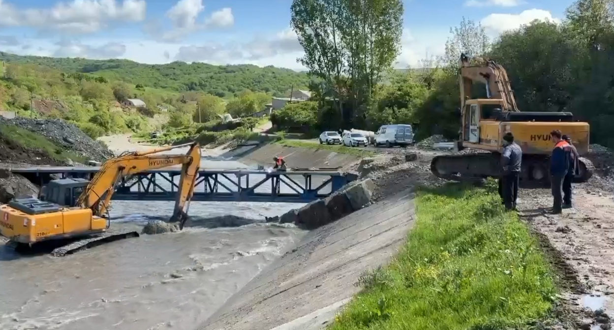 Workers construct a temporary bridge in the village of Gerpegezh. A still from Kazbek Kokov's Telegram channel: https://t.me/Kokov_Kazbek/10055 Workers construct a temporary bridge in the village of Gerpegezh. A still from Kazbek Kokov's Telegram channel: https://t.me/Kokov_Kazbek/10055