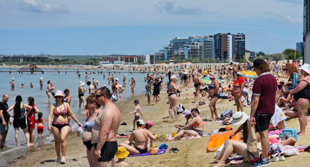The situation at Anapa's Central Beach. Screenshot from a photo by Yuri Ozarovsky from June 7, 2026, https://t.me/MoreOz/126224. The situation at Anapa's Central Beach. Screenshot from a photo by Yuri Ozarovsky from June 7, 2026, https://t.me/MoreOz/126224.