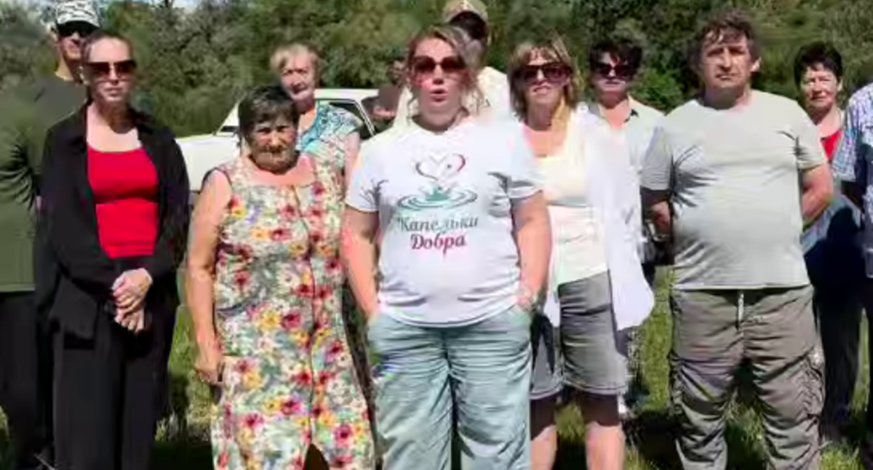 Still from a video message from residents of the Chekon village in Anapa complaining about the cemetery being laid out. Photo: Yuri Ozarovsky, Anapa, Vityazevo, Dzhemete / Telegram channel
Still from a video message from residents of the Chekon village in Anapa complaining about the cemetery being laid out. Photo: Yuri Ozarovsky, Anapa, Vityazevo, Dzhemete / Telegram channel