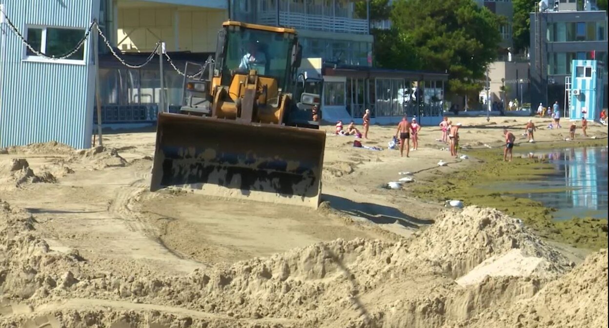 Dismantling protective embankments on Anapa's beaches. Photo: Krasnodar Krai Emergency Response Team Dismantling protective embankments on Anapa's beaches. Photo: Krasnodar Krai Emergency Response Team