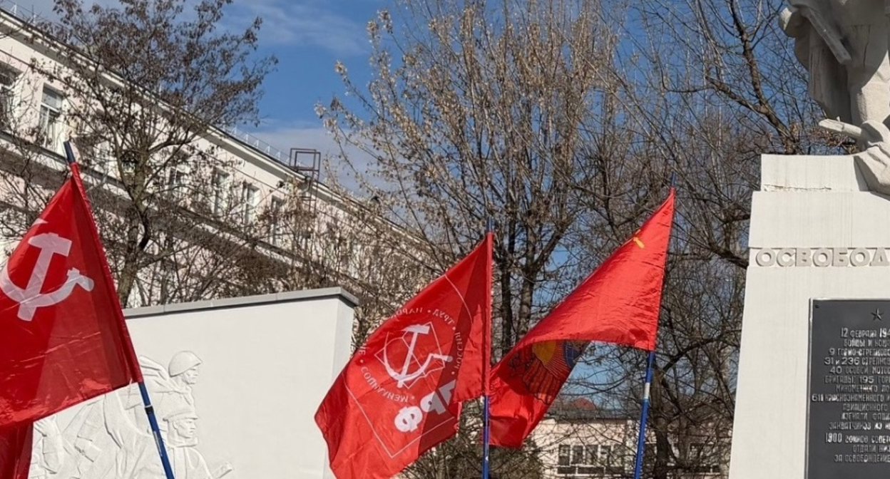 Flags of the USSR and the Communist Party of the Russian Federation. Photo: www.kubkprf.ru Flags of the USSR and the Communist Party of the Russian Federation. Photo: www.kubkprf.ru