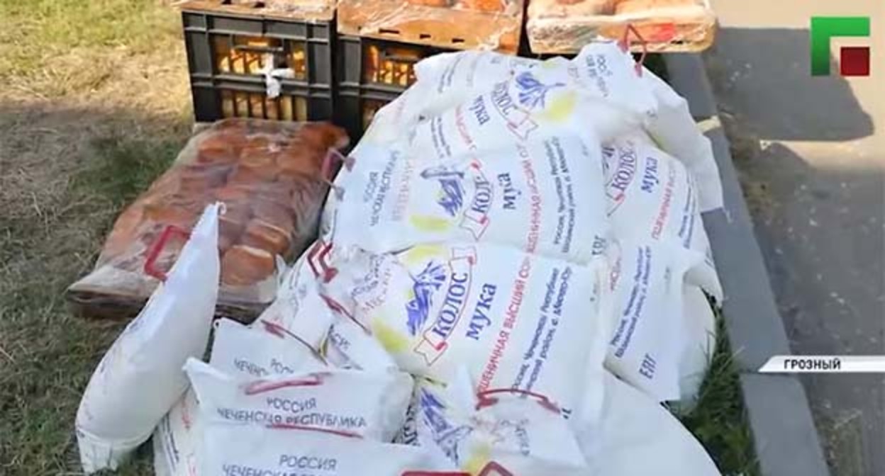 Bags of flour. Frame from the video https://www.instagram.com/p/DbVxNZ6ReRE (the activities of the company Meta (which owns Facebook, Instagram, and WhatsApp) are banned in Russia) Bags of flour. Frame from the video https://www.instagram.com/p/DbVxNZ6ReRE (the activities of the company Meta (which owns Facebook, Instagram, and WhatsApp) are banned in Russia)
